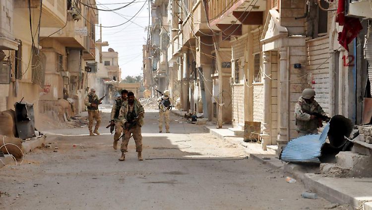 Regierungssoldaten in den Straßen von Palmyra (Archivbild).