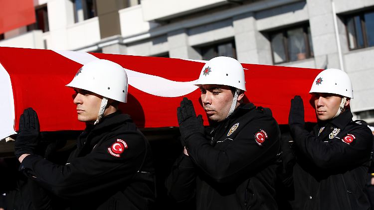 Türkische Polizisten tragen den Sarg eines bei den Anschlägen getöteten Kollegen bei einer Trauerfeier in Istanbul.