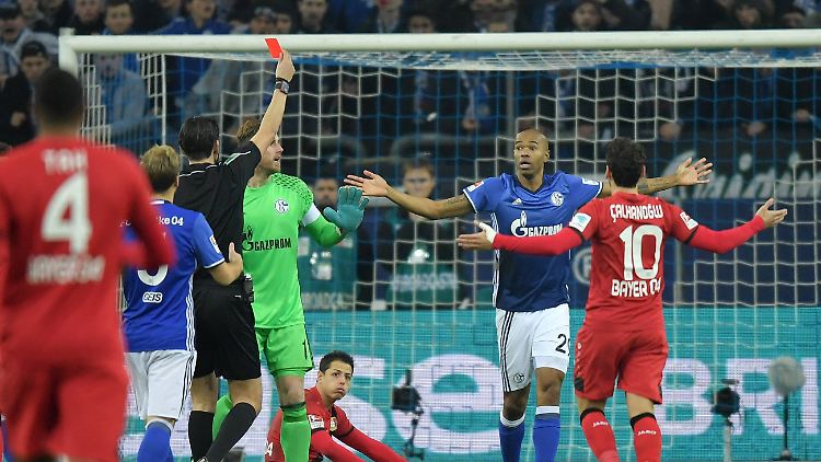 Nach vier Minuten sah Schalkes Naldo nach einer Notbremse die Rote Karte.
