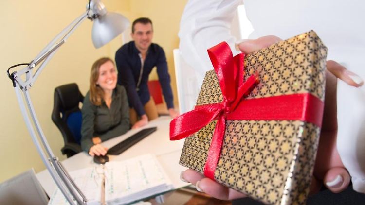 Geschenke des Arbeitgebers sind für den beschenkten Arbeitnehmer in der Regel unproblematisch.