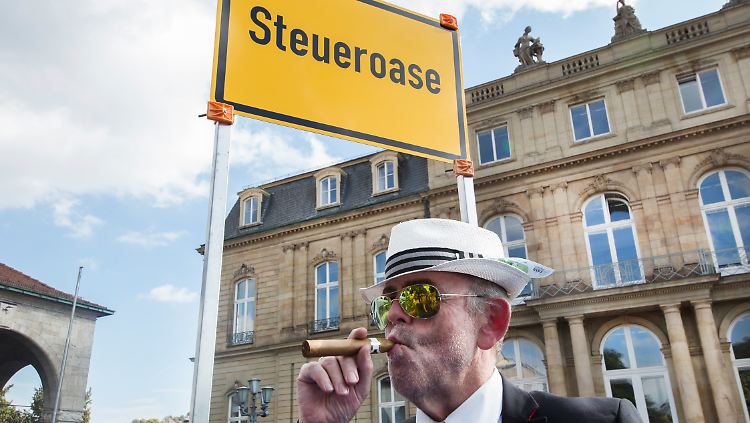Ein Aktivist am "Tag der deutschen Steuergerechtigkeit" in Stuttgart.