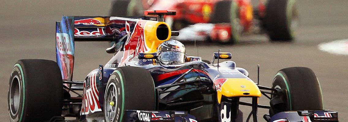 In seinem Red Bull fährt er in Abu Dhabi ans Ziel seiner Träume.