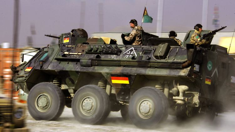Seit Jahren auch im Ausland im Einsatz: Ein Transportpanzer Fuchs der Bundeswehr, hier im Jahr 2005 in Kabul in Afghanistan (Archivbild).