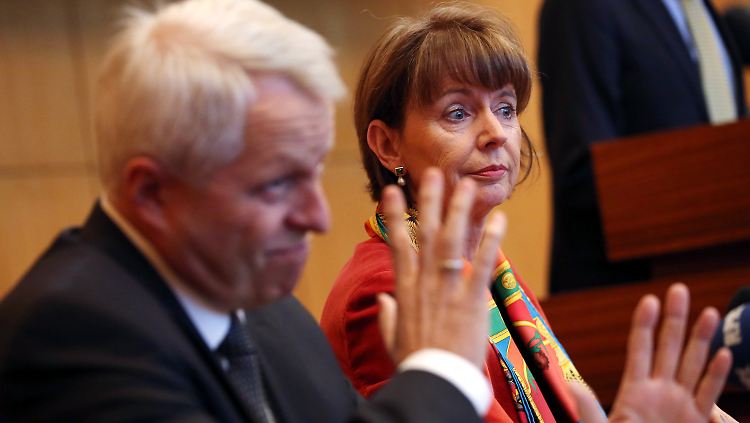 Kölns Oberbürgermeisterin Henriette Reker (r.) und der Kölner Polizeipräsident Jürgen Mathies erläutern das Sicherheitskonzept.
