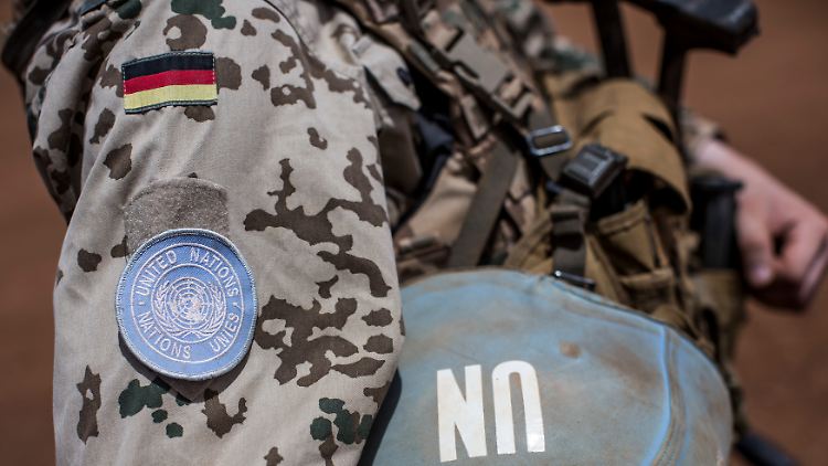 Ein Bundeswehrsoldat in Mali trägt das Emblem der Vereinten Nationen am Oberarm.