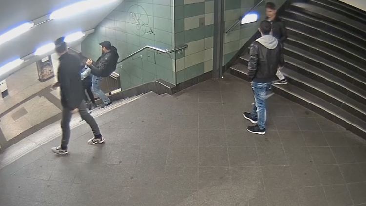 Nach dem Tritt zieht der Täter an seiner Zigarette und geht mit seinen Begleitern einfach weiter.