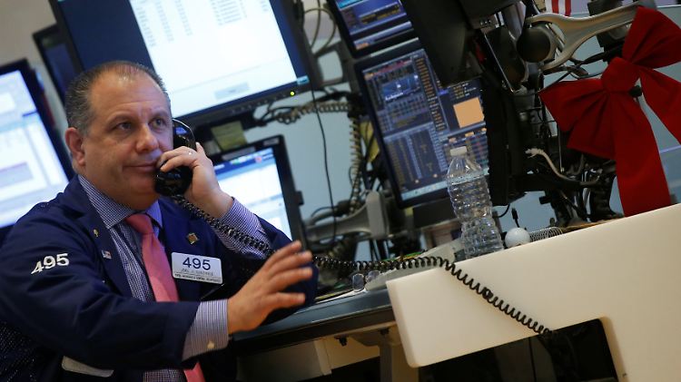 Jahresend-Stimmung an der Börse: Weder die Opec-Einigung, noch die neue Hoffnung in Italien können den Dax zu Wochenbeginn in die Gewinnzone schieben.