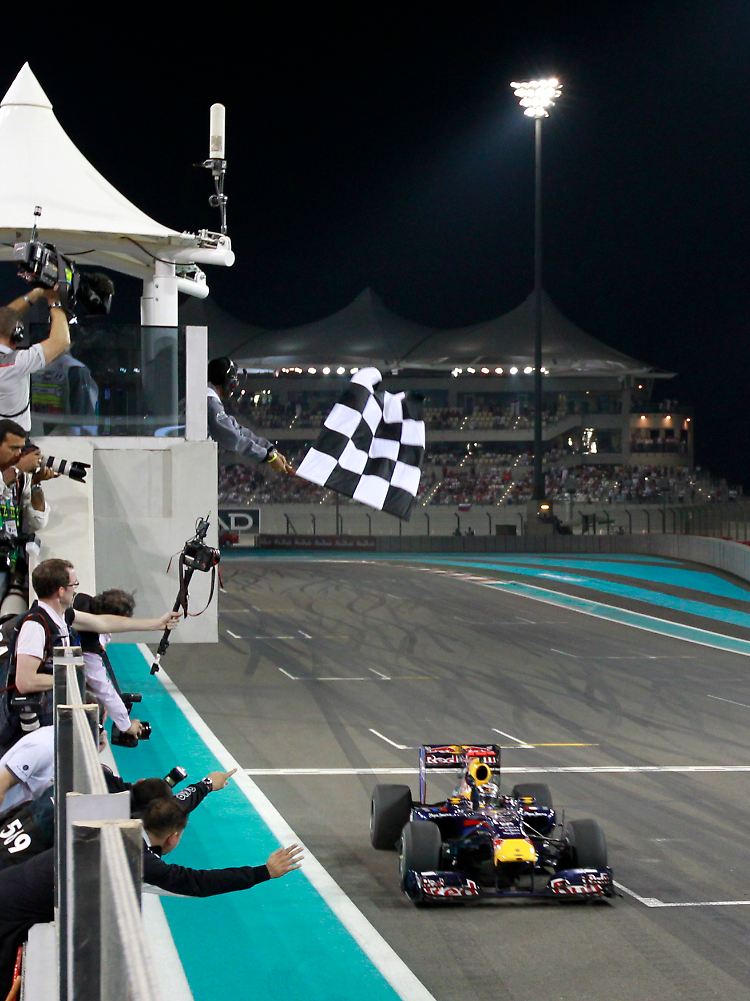 Im Ziel, aber noch nicht Champion: Nachdem Sebastian Vettel die Linie überquert, vergehen noch bange Sekunden. Erst als Nico Rosberg vor Alonso über die Linien fährt, ist klar: Vettel ist Weltmeister.