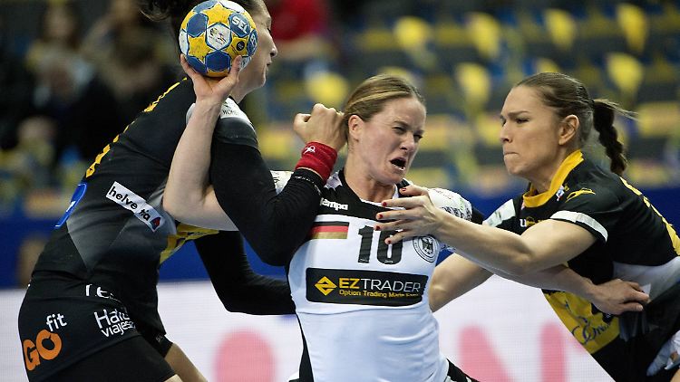 Anna Loerper wird bei ihrem Wurfversuch abrupt gestoppt.