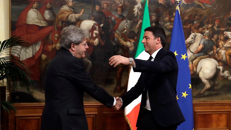 Machtübergabe in Italien: Matteo Renzi (r.) wünscht seinem Nachfolger als Ministerpräsidenten, Paolo Gentiloni, alles Gute.