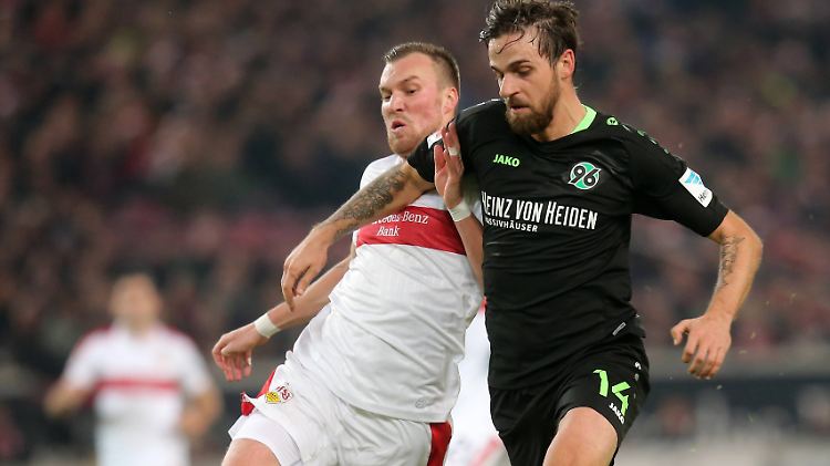 Martin Harnik im Laufduell mit dem Stuttgarter Kevin Großkreutz (l.).