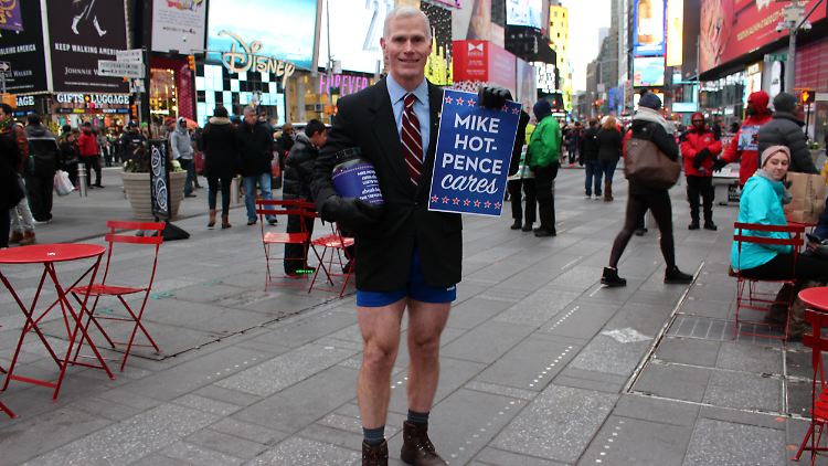 Nur mit Shorts im winterlichen New York: "Mike Hot-Pence" gibt alles.