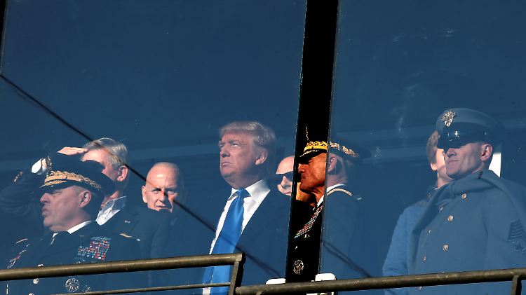 Trump in Begleitung hochrangiger Militärs bei einem Football-Spiel am vergangenen Samstag