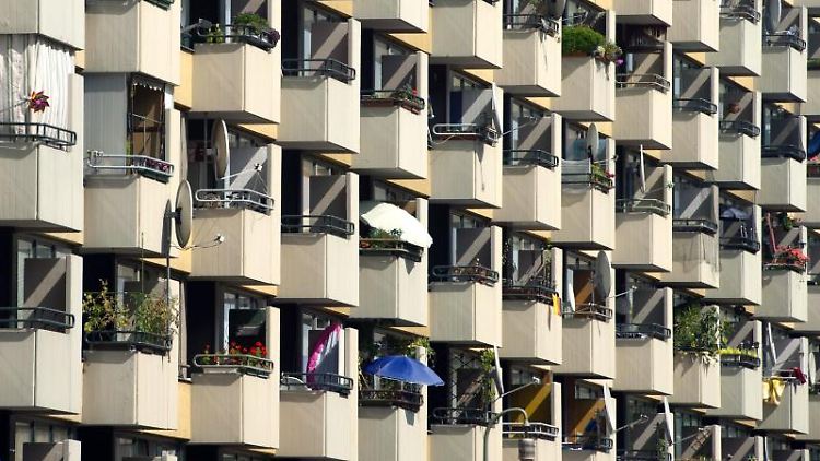 In den vergangenen vier Jahren ist die durchschnittliche Größe einer Wohnung zwar gewachsen, die Wohnfläche je Person aber gleichzeitig zurückgegangen.