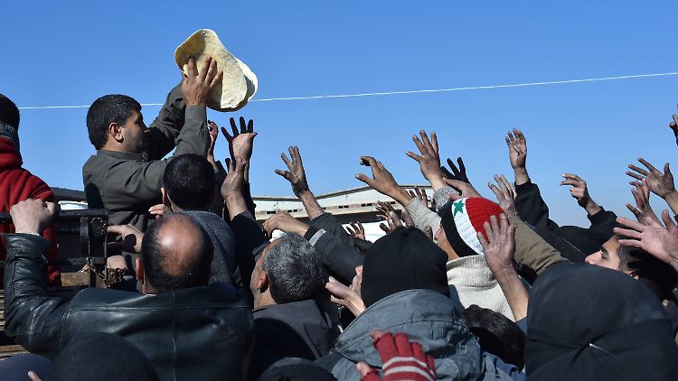 In einer provisorischen Notunterkunft im Süden von Aleppo werden Lebensmittel verteilt.