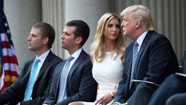 Der künftige US-Präsident Donald Trump (r.), mit seinen Söhnen Donald Jr. (2.v.l.) und Eric (l.) sowie seiner Tochter Ivanka.