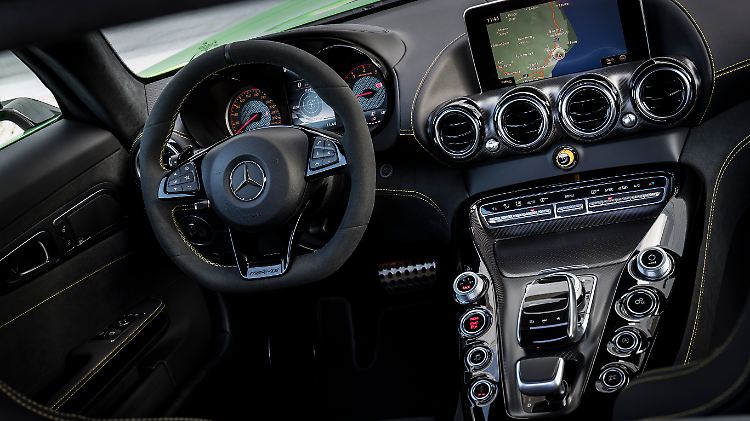 Der gelbe Knopf für die neunstufige Traction Control in der Mittelkonsole macht den GT R auf Wunsch zur Bestie.