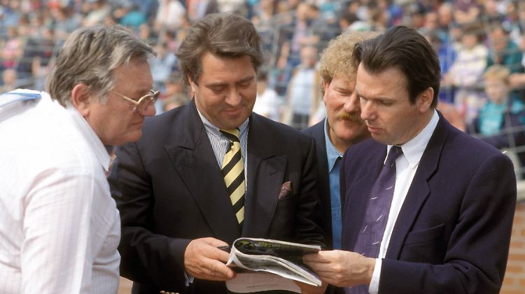 Ein Foto aus dem Mai 1991: Manager Heribert Bruchhagen, Schalkes Präsident Günter Eichberg und Mannschaftsbetreuer Charly Neumann.