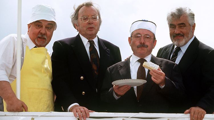 Gekommen, um zu retten: Die Schauspieler Hans Korte, Will Quadflieg, Heinz Schubert und Mario Adorf im Jahr 1991 in einer Szene des ZDF-Vierteilers "Der große Bellheim".