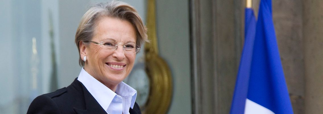Michèle Alliot-Marie betritt für ihr Land das internationale Parkett.