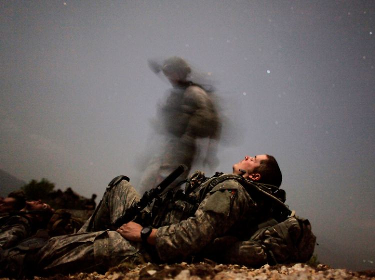 Die Zeiten massiver westlicher Militärpräsenz in Afghanistan sind gezählt. Im Bild aus dem Jahr 2009 ruht sich ein US-Soldat zwischen seinen Einsätzen aus.
