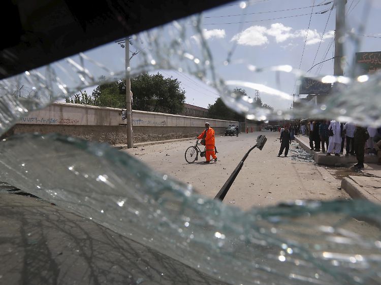 Die Bundeswehr unterstützt die afghanischen Sicherheitskräfte durch eine Ausbildungsmission. Armee und Polizei sollen künftig alleine für Ordnung sorgen. Die Lage gilt als schwierig.
