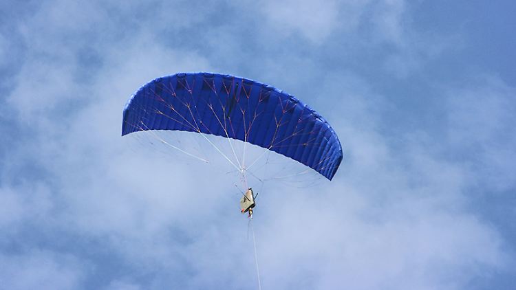 Einer der Kite-Segel im Test: Das System benötigt sehr viel weniger Material als herkömmliche Windenergieanlagen.
