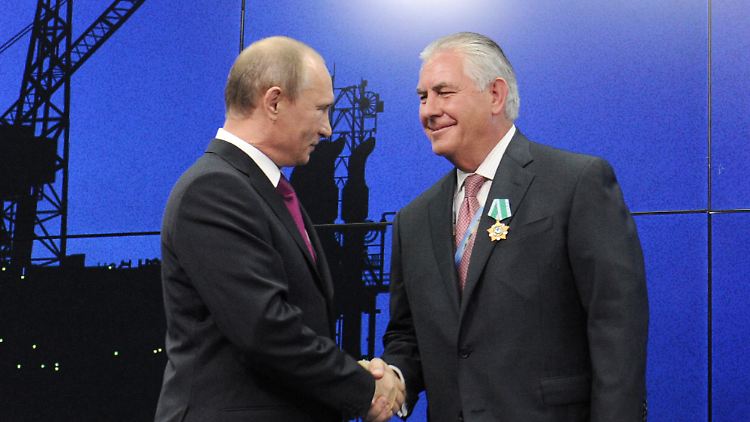 Russlands Präsident Wladimir Putin zeichnet Rex Tillerson mit dem "Orden der Freundschaft" aus.