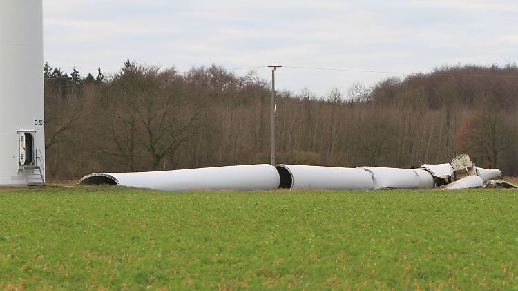 Zerschmettert liegt die riesige Röhre bei Grischow am Boden: Gutachter suchen in den Trümmern nach der Unglücksursache.