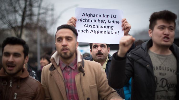 Am 10. Dezember gingen etwa 1500 Menschen, überwiegend afghanische Flüchtlinge, in Berlin auf die Straße, um in Deutschland bleiben zu dürfen.