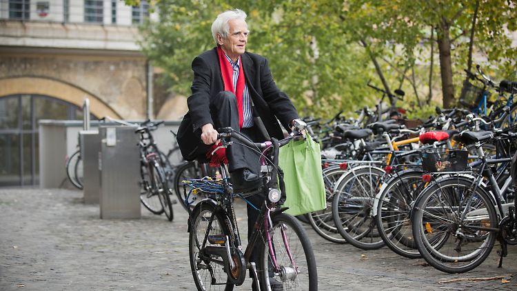 Hans-Christian Ströbele auf dem Weg zur Arbeit: Mit dem Fahrrad kommt er vor der Bundespressekonferenz an.