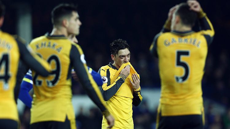 Bedient: Mesut Özil (Mitte)