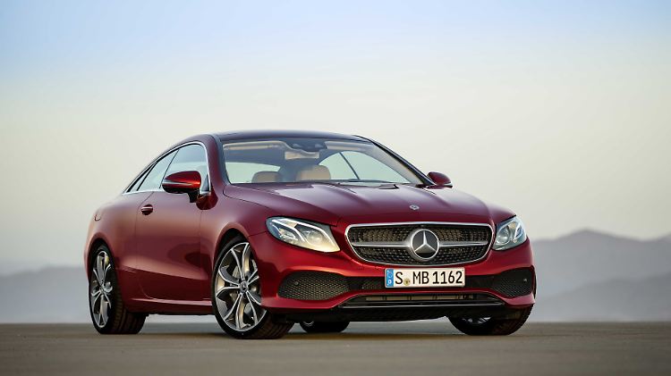 Das E-Klasse Coupé steht jetzt auf seiner eigenen Plattform.