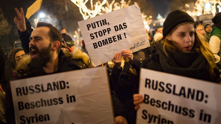 Am Dienstagabend protestierten rund 400 Menschen, die meisten von ihnen syrische Flüchtlinge, vor der russischen Botschaft in Berlin.