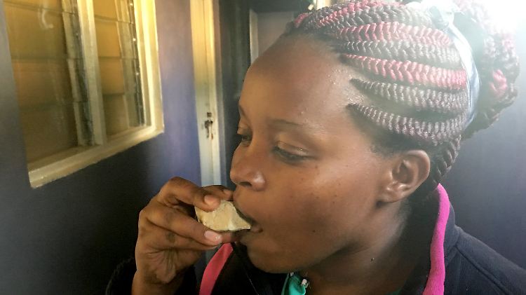 Mary Gitonga beißt in einen harten Lehmklumpen. Sie isst die Erde seit etwa vier Jahren.