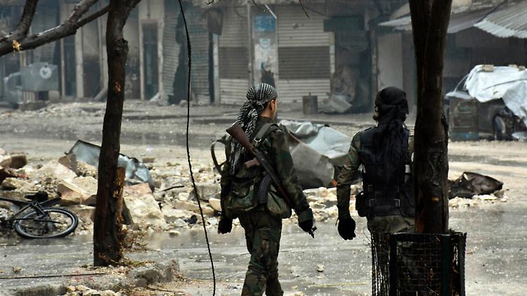 Regierungstreue Kämpfer in den Straßen Aleppos.