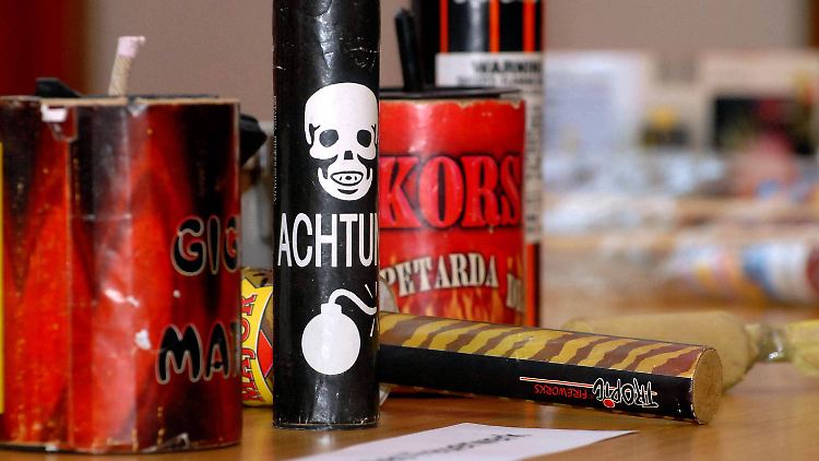 Verbotenes Feuerwerk, das meist aus China stammt, kommt meist über Polen oder Tschechien nach Deutschland.