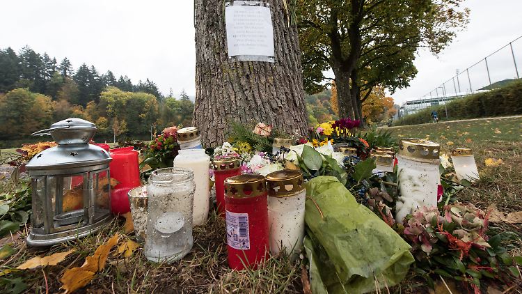 Am Tatort legen Menschen noch immer Blumen nieder und zünden Kerzen an.