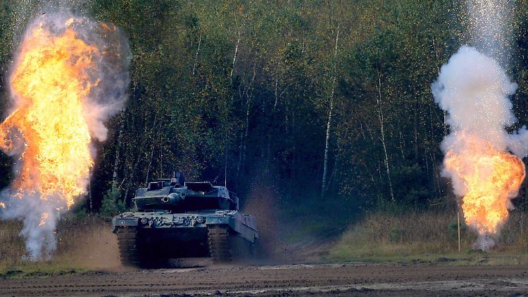 Ein Panzer Leopard 2A6 der Bundeswehr fährt 2014 über einen Truppenübungsplatz im niedersächsischen Bergen.