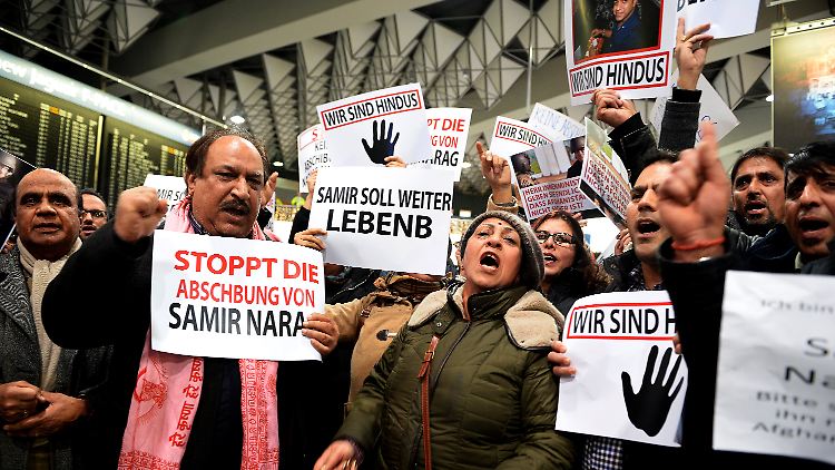 Am Flughafen in Frankfurt am Main protestierten mehrere hundert Menschen gegen die Abschiebungen.