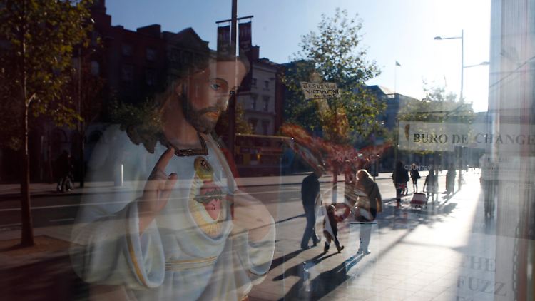 Spiegelungen im Schaufenster eines Ladens in der Dubliner O'Connell Street: Die Leidensfähigkeit der Iren wird auf eine harte Probe gestellt.