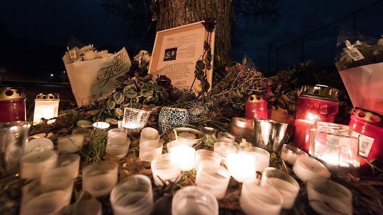 Am Tatort in Freiburg erinnern nach wie vor Blumen und Grablichter an die ermordete Studentin.
