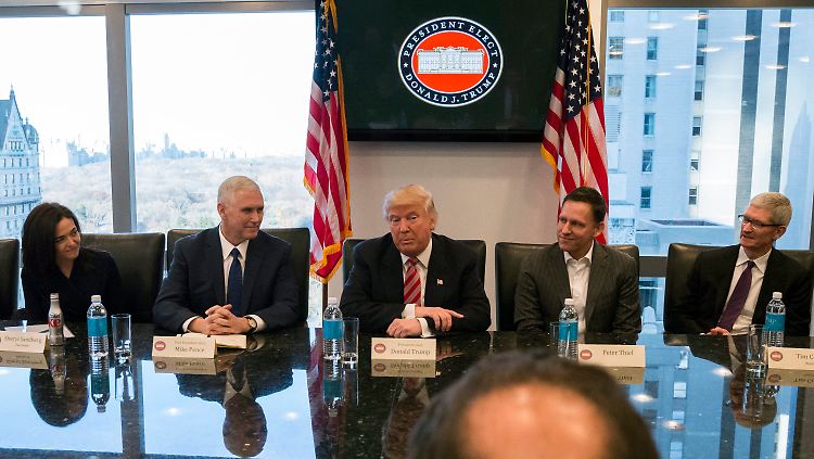 Eine Art Versöhnungstreffen: Mit dabei ist der deutsche Milliardär Peter Thiel, der zwischen Donald Trump und Apple-Chef Tim Cook sitzt.