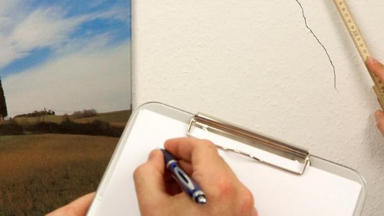 Vergrößert sich ein Riss in der Wand, sollte ein Fachmann die Ursache prüfen.