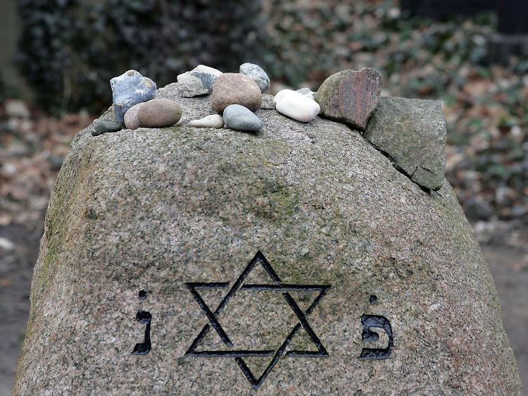 Der Friedhof ist mit rund 115.000 Grabstellen einer der größten jüdischen Friedhöfe Europas.