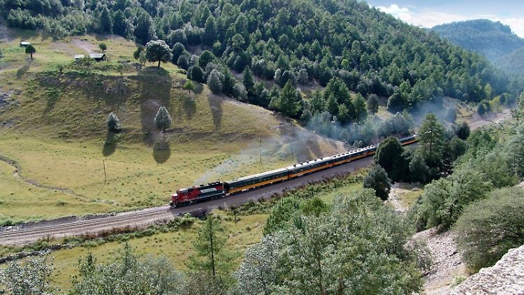 Der Zug Ferrocarril Chihuahua al Pacífico - kurz Chepe - verbindet Los Mochis mit Chihuahua und durchfährt unterwegs eine beeindruckende Landschaft. Betreiber ist Ferromex.