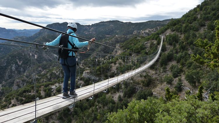 Nichts für Menschen mit Höhenangst: Im Abenteuerpark können Besucher den Canyon per Hängebrücke oder Zipline überqueren.