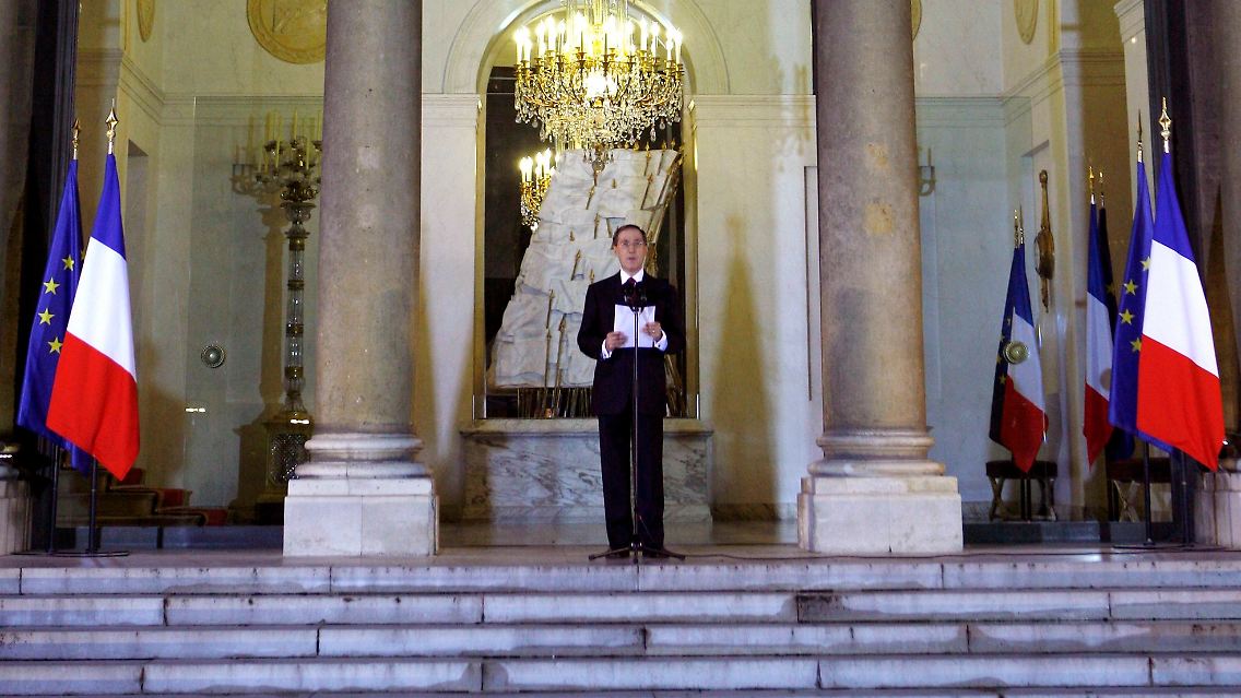 Verkündung der Kabinettsumbildung vor dem Elysée-Palast. Sarkozy ließ Premierminister Fillon im Amt.