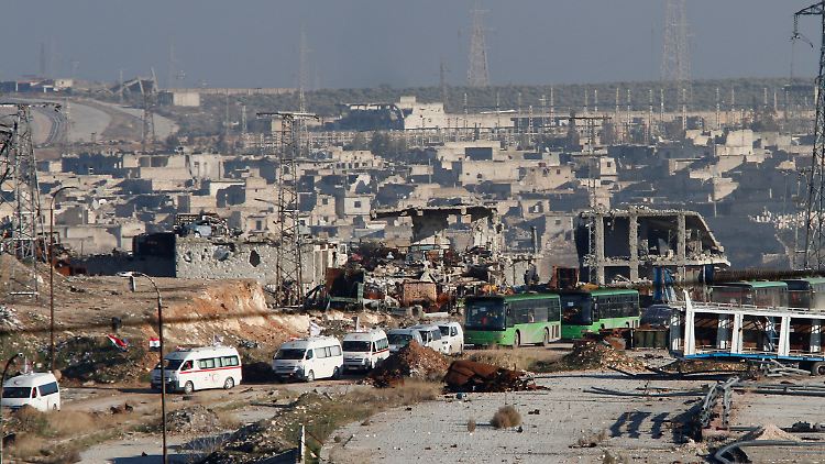 Der Konvoi verlässt die umkämpften Gebiete von Ost-Aleppo.