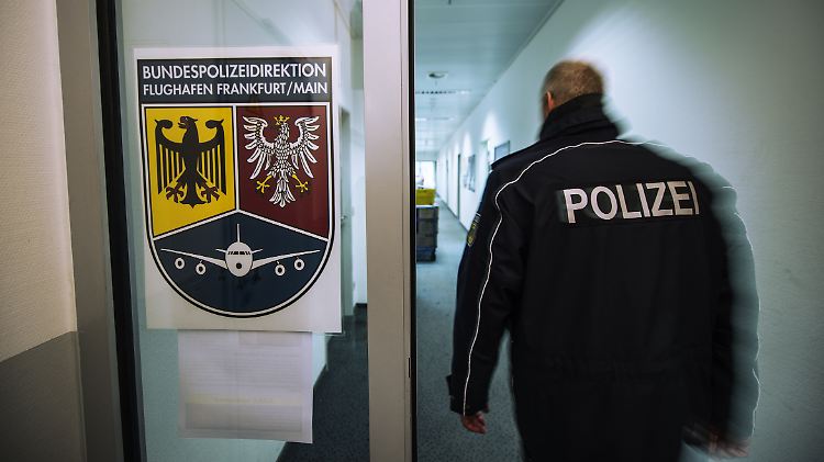 Am Flughafen Frankfurt am Main wollte offenbar ein Ex-Taliban mit gefälschtem Pass nach Deutschland einreisen.